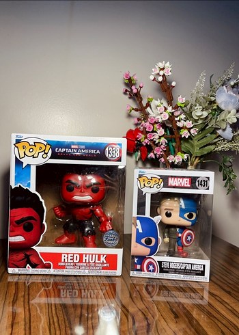 Kırmızı Hulk ve Steve Rogers Captain America Funko