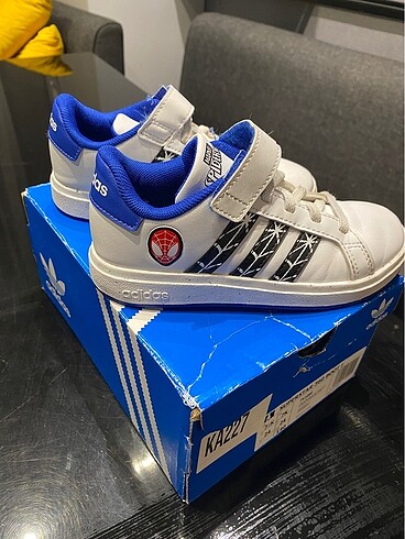 28 Beden beyaz Renk Adidas erkek çocuk ayakkabısı