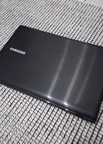 parca amaclı siyah samsung laptop(sarj aleti kayip calismiyor)