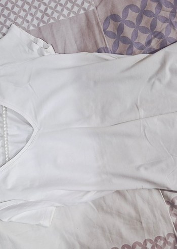 Beyaz V Yaka Kısa Kollu Pamuklu Tişört - Görsel 3