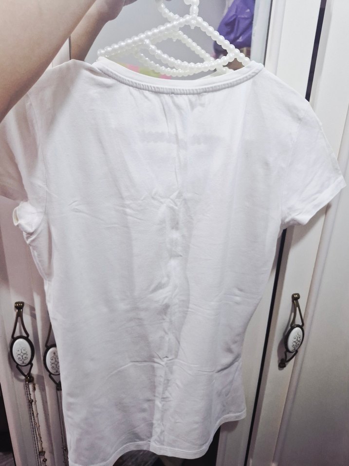 Beyaz V Yaka Kısa Kollu Pamuklu Tişört - Görsel 2