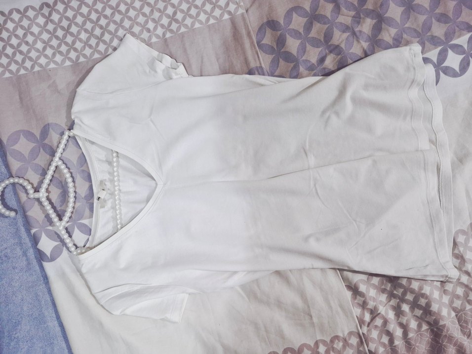 Beyaz V Yaka Kısa Kollu Pamuklu Tişört - Görsel 3