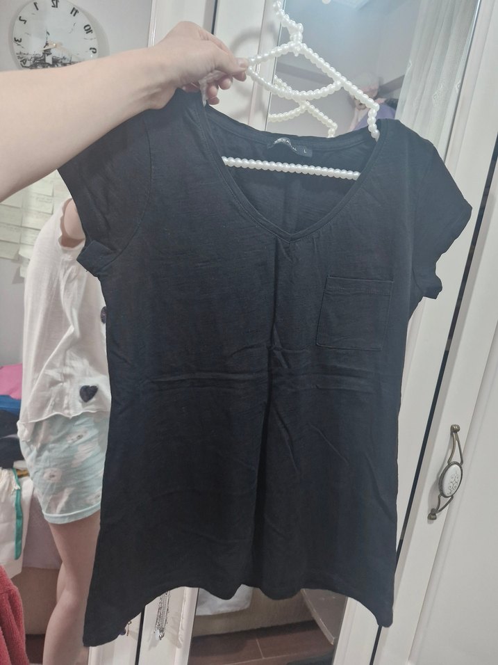 Siyah V Yaka Kadın Tişört - Görsel 3