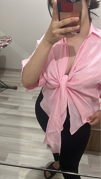 Önü bağlamalı pembe gömlek
