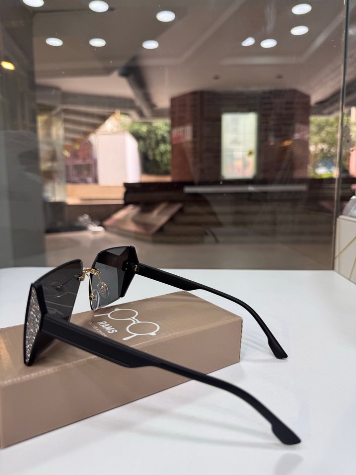 Kadın Siyah Minimalist Tokalı Güneş Gözlüğü - Görsel 3