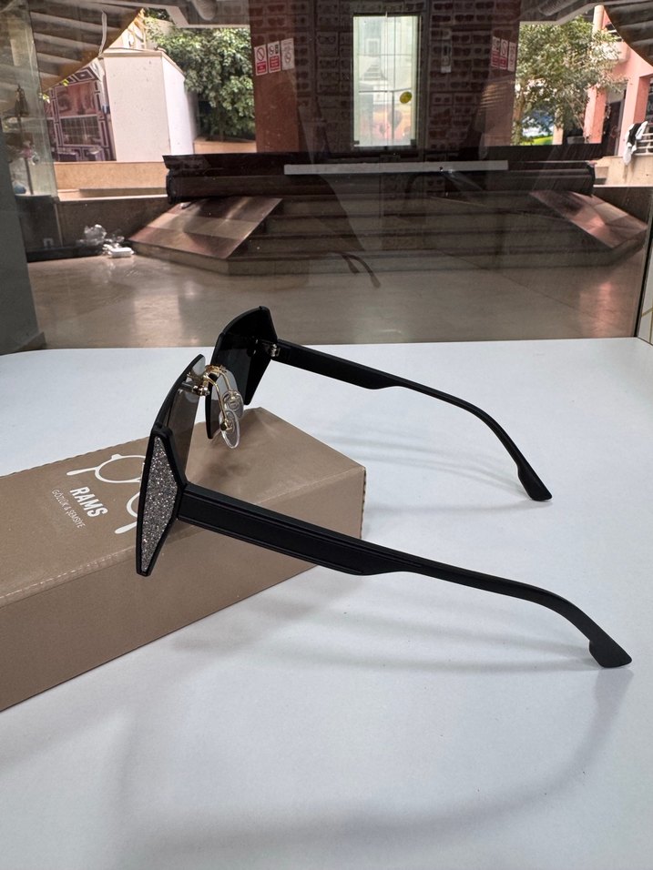 Kadın Siyah Minimalist Tokalı Güneş Gözlüğü - Görsel 2