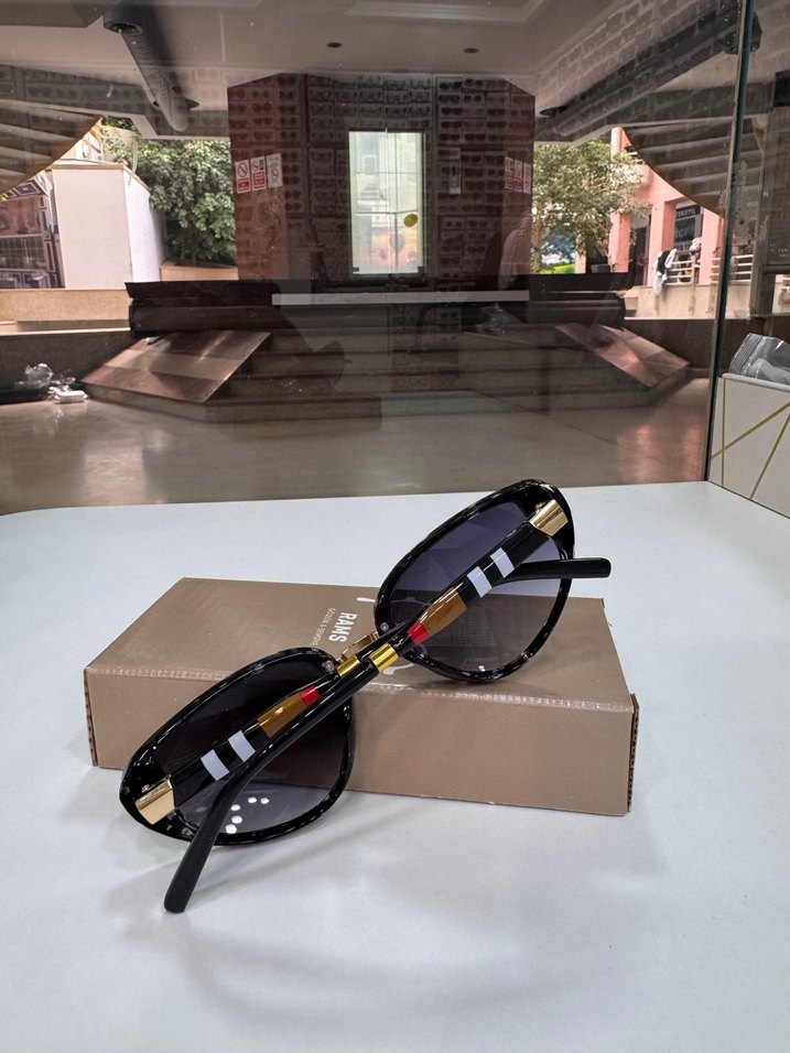 Parlak Siyah Kadın Güneş Gözlüğü - Görsel 3