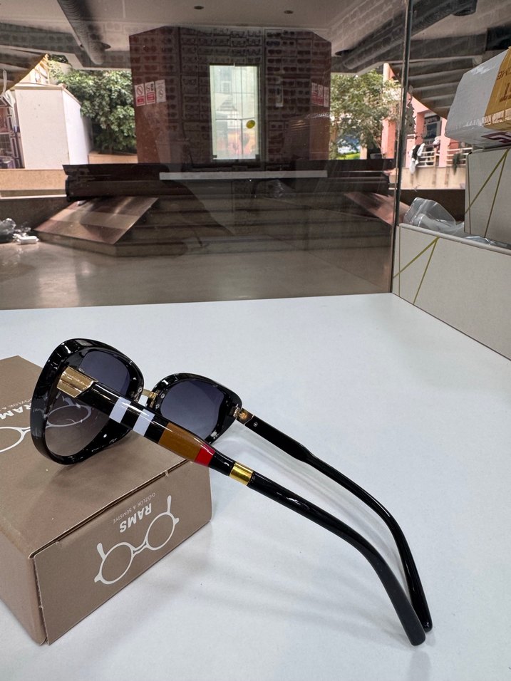 Parlak Siyah Kadın Güneş Gözlüğü - Görsel 2