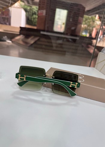 Klasik Şıklık Yeşil Transparan Kadın Güneş Gözlüğü - Görsel 2