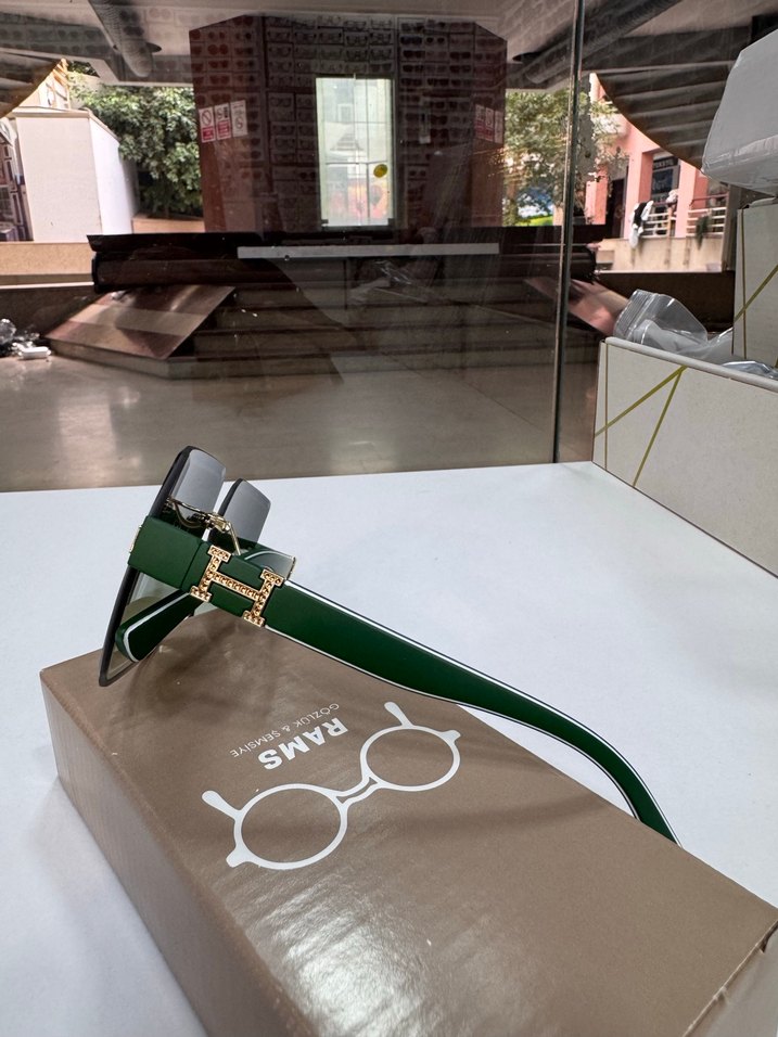 Klasik Şıklık Yeşil Transparan Kadın Güneş Gözlüğü - Görsel 3