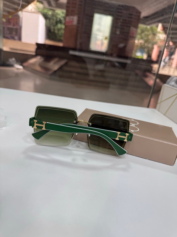 Klasik Şıklık Yeşil Transparan Kadın Güneş Gözlüğü - Görsel 2