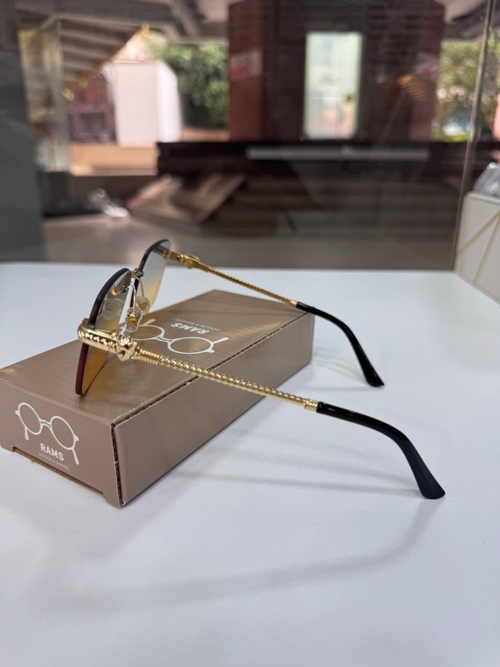 Altın Renk Minimalist Kadın Güneş Gözlüğü - Görsel 2