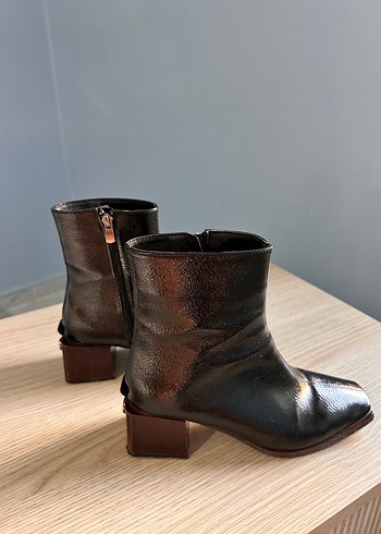 Siyah Tokalı Deri Kadın Bot - Görsel 5