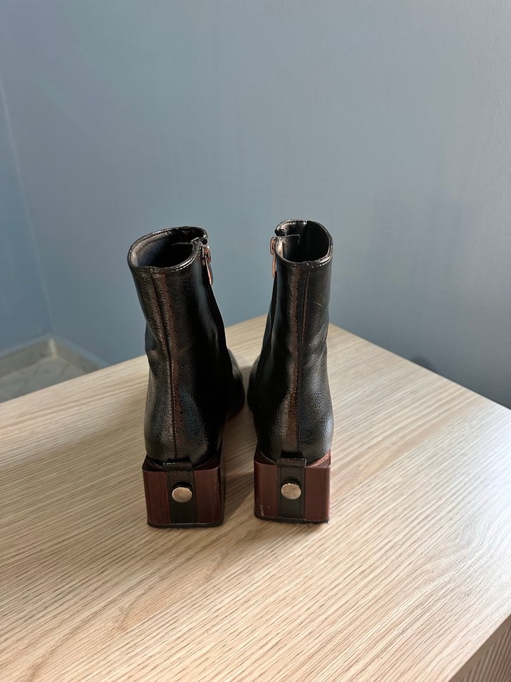 Siyah Tokalı Deri Kadın Bot - Görsel 3