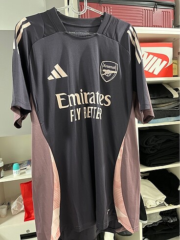 Arsenal 24-25 sezon deplasman forması