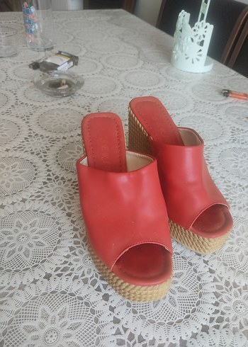 Kırmızı Dolgu Topuklu Kadın Terlik