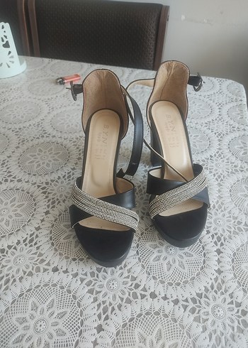 Siyah Yılan Derisi Desenli Topuklu Kadın Ayakkabı