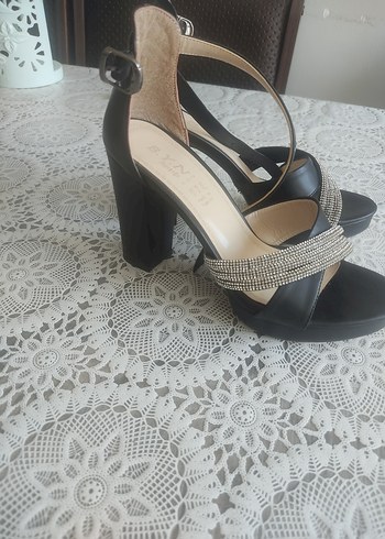 Nine West Siyah Yılan Derisi Desenli Topuklu Kadın Ayakkabı