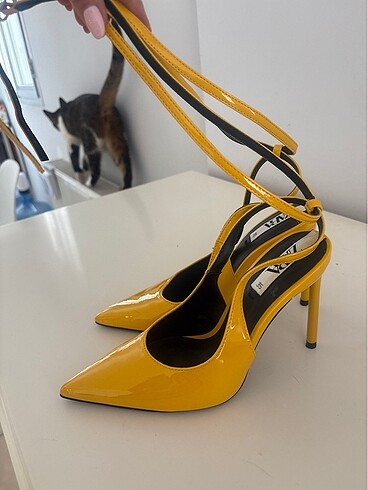 Zara Arkası Açık Sarı Bilekten Bağlamalı 35 numara Stiletto Topu