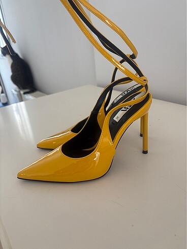 Zara Zara Arkası Açık Sarı Bilekten Bağlamalı 35 numara Stiletto Topu
