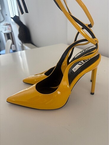35 Beden sarı Renk Zara Arkası Açık Sarı Bilekten Bağlamalı 35 numara Stiletto Topu