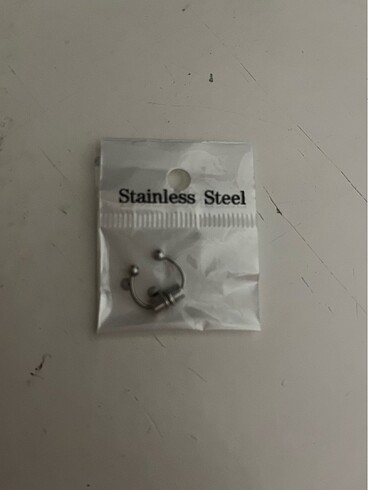 Sahte mıknatıslı burun piercing