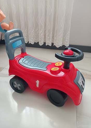 Renkli Kırmızı Oyuncak Araba