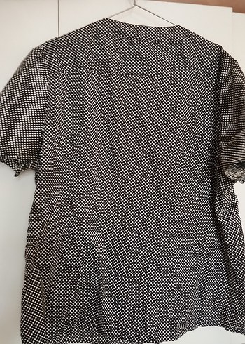 Gri Puantiyeli Düğmeli V Yakalı Kadın Gömlek - Görsel 5