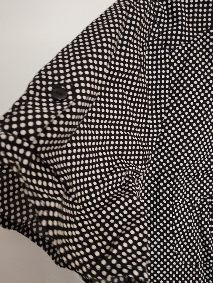 Gri Puantiyeli Düğmeli V Yakalı Kadın Gömlek - Görsel 4