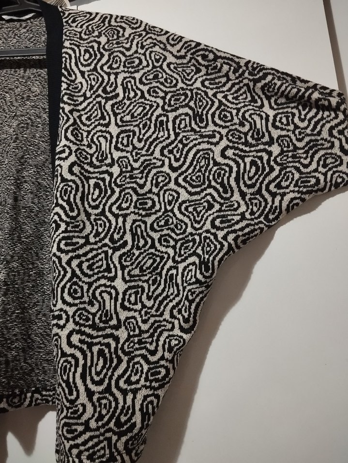 Gri Yılan Desenli Kadın Triko Hırka - Görsel 2