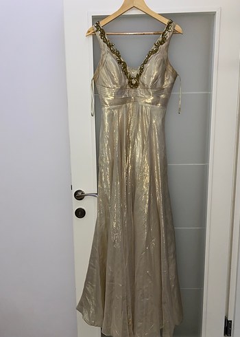 Altın Renkli Uzun Abiye Elbise - Görsel 3