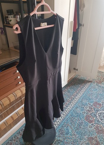 Fabrika V Yakalı Siyah Fırfırlı Midi Elbise