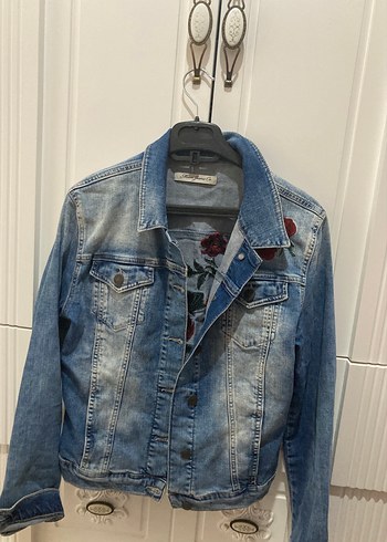 Nakış Detaylı Düğmeli Mavi Denim Ceket