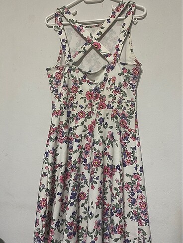 Sırt çapraz askılı dekolteli midi elbise - Görsel 3