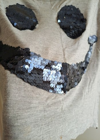 m Beden Gri üzerine pulla gülen yüz işlenmiş t-shirt