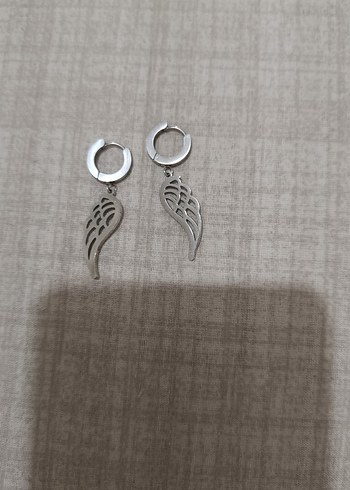 Gri Kanat Figürlü Minimalist Küpeler