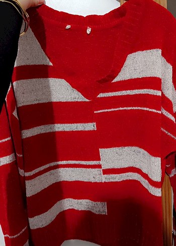 Kırmızı Gri Çizgili V Yakalı Triko Kazak - Görsel 5