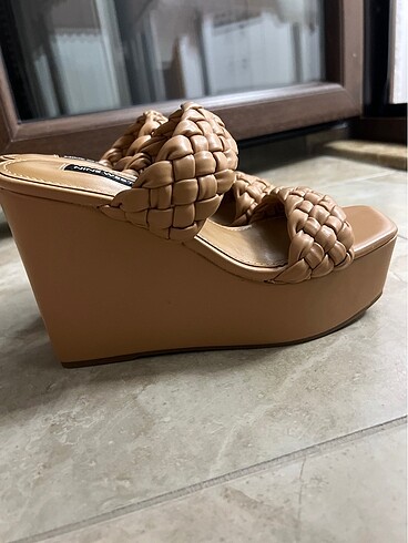 Nine West Hiç giyilmedi etiketleri duruyor