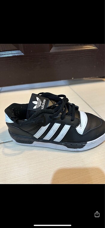Adidas 33.5 numara erkek çocuk spor ayakkabısı temiz yeni, giyil