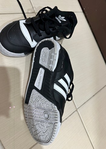 33 Beden Adidas Siyah Basketbol Ayakkabısı Velcro