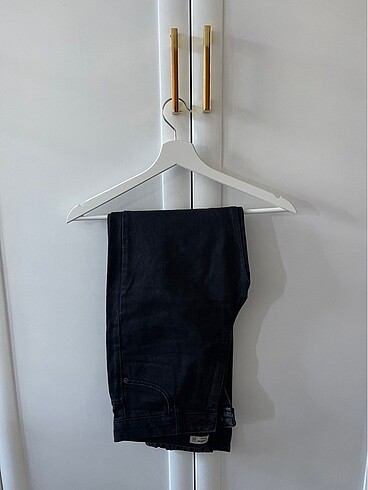 Siyah dizleri yırtık model kot pantolon