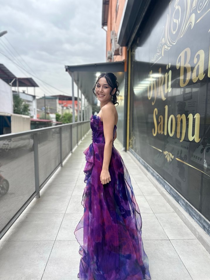 Mor Straplez Uzun Drapeli Bağlama Desenli Abiye - Görsel 3