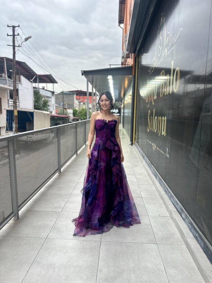 Mor Straplez Uzun Drapeli Bağlama Desenli Abiye - Görsel 5