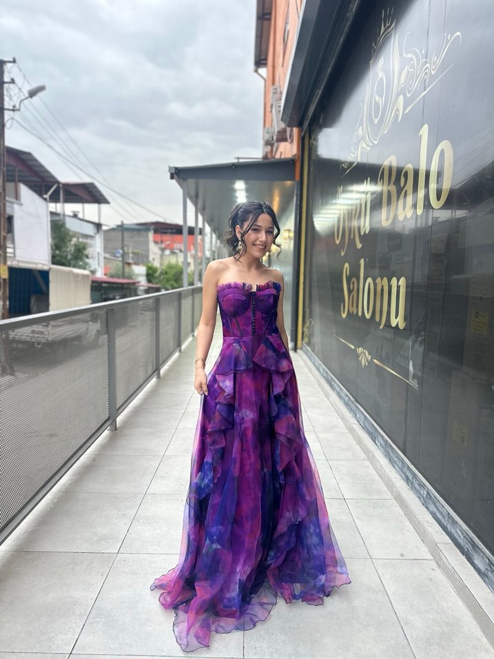 Mor Straplez Uzun Drapeli Bağlama Desenli Abiye - Görsel 4