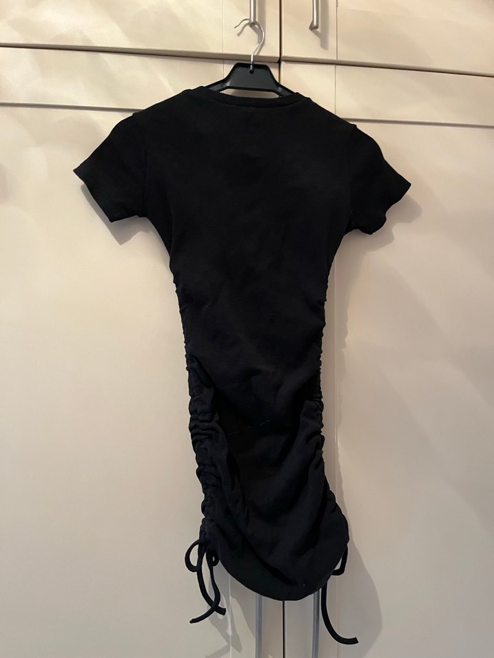 Siyah büzgülü elbise - Görsel 4