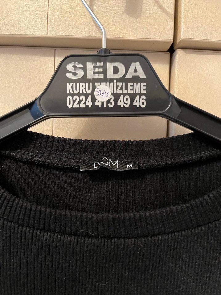 Siyah büzgülü elbise - Görsel 3