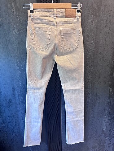 32 Beden ten rengi Renk Bershka 32 beden bej jean