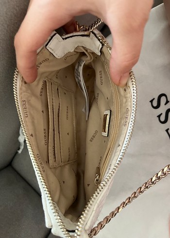 Guess Beyaz Zincir Detaylı Orjinal Guess Deri Çanta