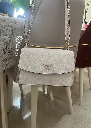  Beden Beyaz Zincir Detaylı Orjinal guess çanta