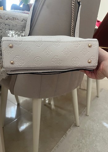Guess Beyaz Zincir Detaylı Orjinal guess çanta
